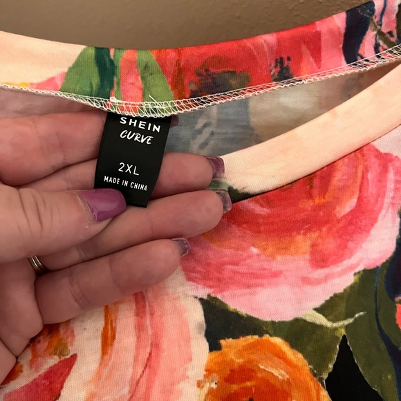 Plus size new floral top - Picture 3 of 6